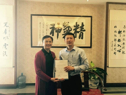 常德市侨联主席陈丽君与重庆巴南区侨联副主席蒋小东签订缔结友好侨联协议.JPG